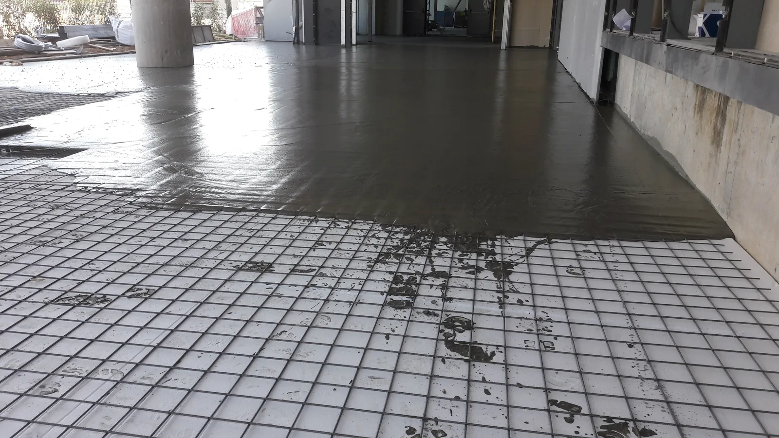 Εφαρμογή αφρομπετό για ρύσεις ταράτσας πριν τη στεγανοποίηση από την Εργομόνωση