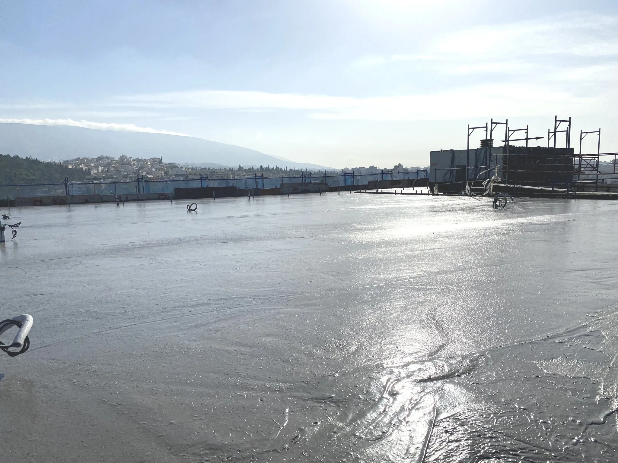 Μονώσεις, στεγανοποίηση και θερμομόνωση από την Εργομόνωση Αφρομπετό για δημιουργία ρύσεων σε ταράτσα από την Εργομόνωση