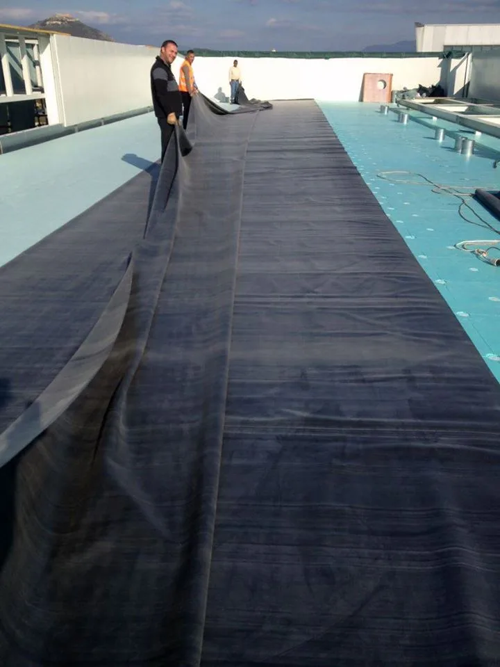 Εργασία στεγανοποίησης με μεμβράνη EPDM σε τεχνικό δώμα από την Εργομόνωση