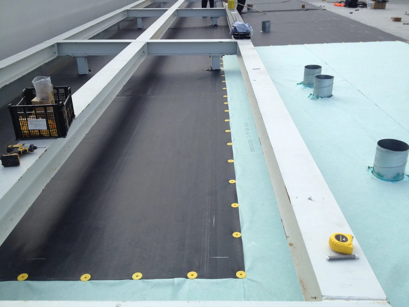 Λεπτομέρεια στεγανοποίησης EPDM σε επαγγελματική ταράτσα από την Εργομόνωση